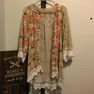 🌿 3/$20 🌿 Floral kimono with lace edging